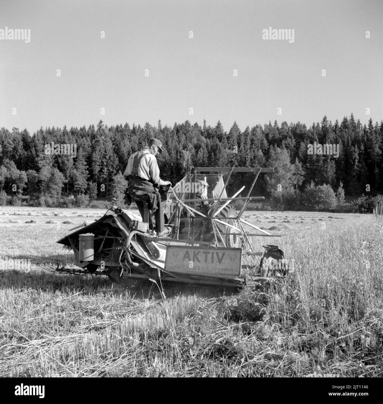 L agriculture En 1950s La R colte Est En Cours Et Un Liant Couches l-agriculture-en-1950s-la-r-colte-est-en-cours-et-un-liant-couches