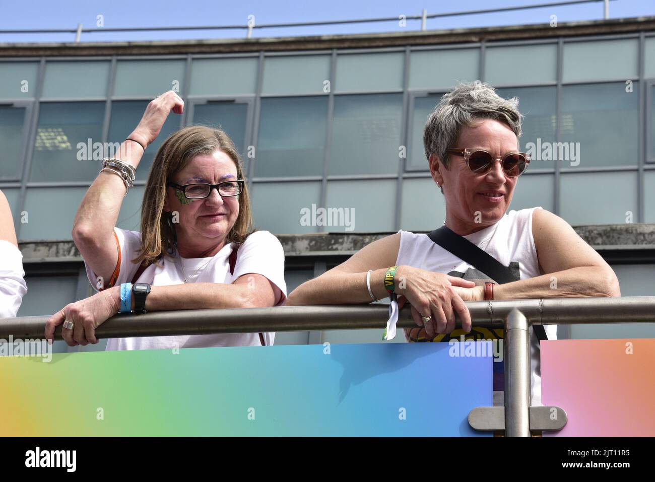 Manchester, Royaume-Uni. 27th août 2022. Les participants sur le pont supérieur de l'autobus à toit ouvert ITV se tiennent prêts à participer au défilé de la fierté LGBTQ+, dans le centre de Manchester, au Royaume-Uni, alors que la fierté LGBTQ+ se poursuit pendant le week-end des fêtes de banque du 26th au 29th août. Crédit : Terry Waller/Alay Live News Banque D'Images