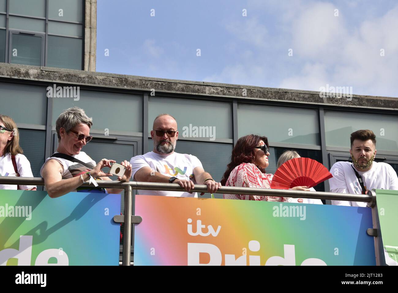 Manchester, Royaume-Uni. 27th août 2022. Les participants sur le pont supérieur de l'autobus à toit ouvert ITV se tiennent prêts à participer au défilé de la fierté LGBTQ+, dans le centre de Manchester, au Royaume-Uni, alors que la fierté LGBTQ+ se poursuit pendant le week-end des fêtes de banque du 26th au 29th août. Crédit : Terry Waller/Alay Live News Banque D'Images
