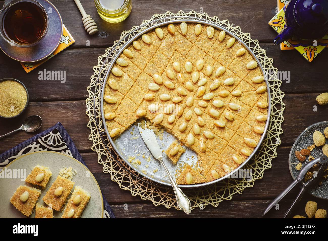 Cuisine arabe; dessert arabe traditionnel 'Basbousa'. Gâteau oriental égyptien à la semoule recouvert d'amande croustillante dorée. Banque D'Images