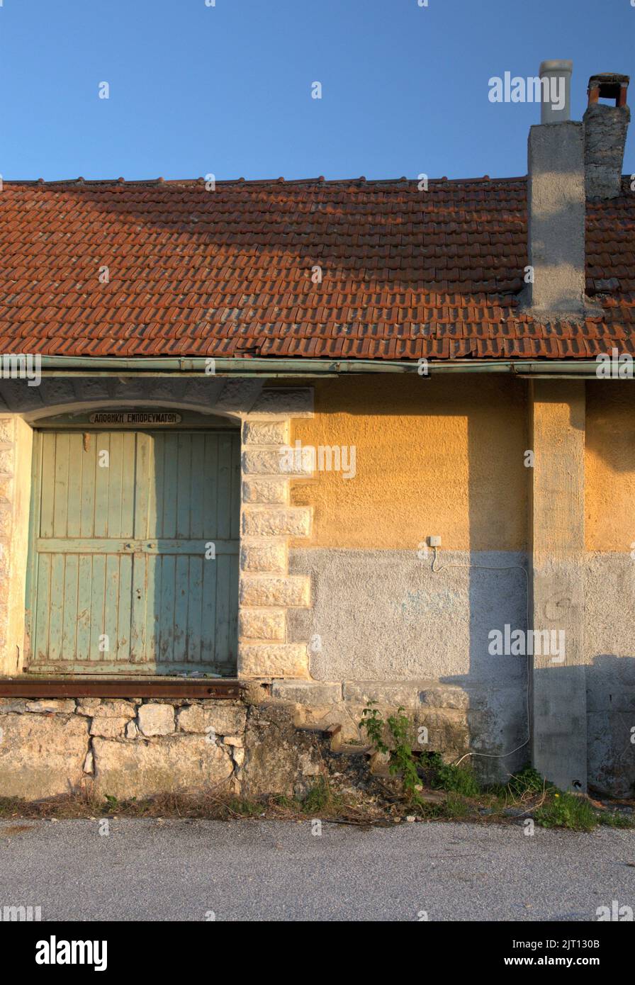 Un cliché vertical de l'entrepôt commercial d'Amyntaio pour le stockage des produits avec une porte en bois Banque D'Images