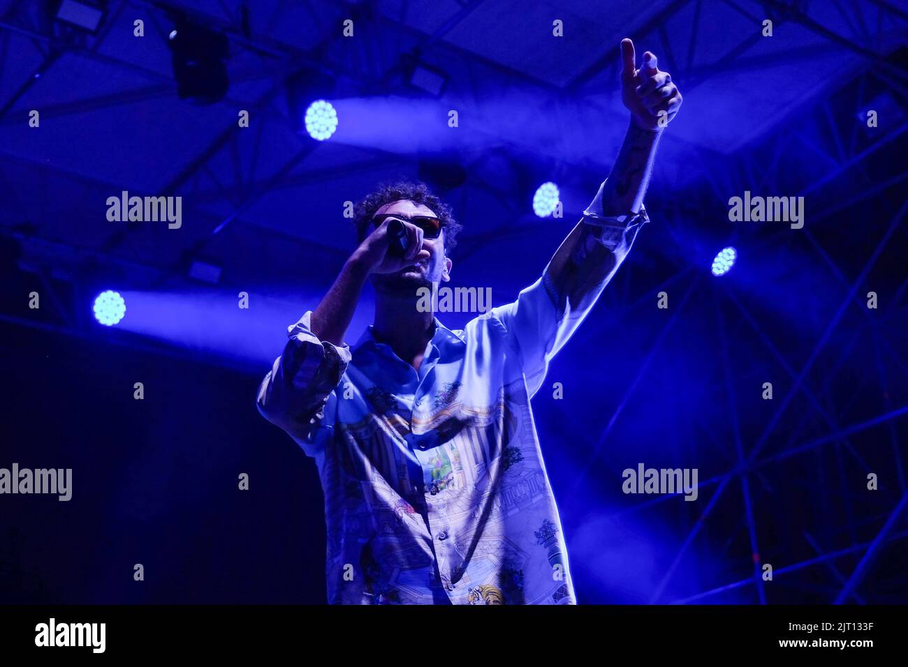 Modène, Italie. 26th août 2022. Le chanteur italien Carl Brave alias Carlo Luigi Coraggio lors de ses spectacles en direct à Modène, Arena sul Lago pour sa tournée d'été 2022 crédit: Roberto Tommasini/Alay Live News Banque D'Images Modène, Italie. 26th août 2022. Le chanteur italien Carl Brave alias Carlo Luigi Coraggio lors de ses spectacles en direct à Modène, Arena sul Lago pour sa tournée d'été 2022 crédit: Roberto Tommasini/Alay Live News Banque D'Images