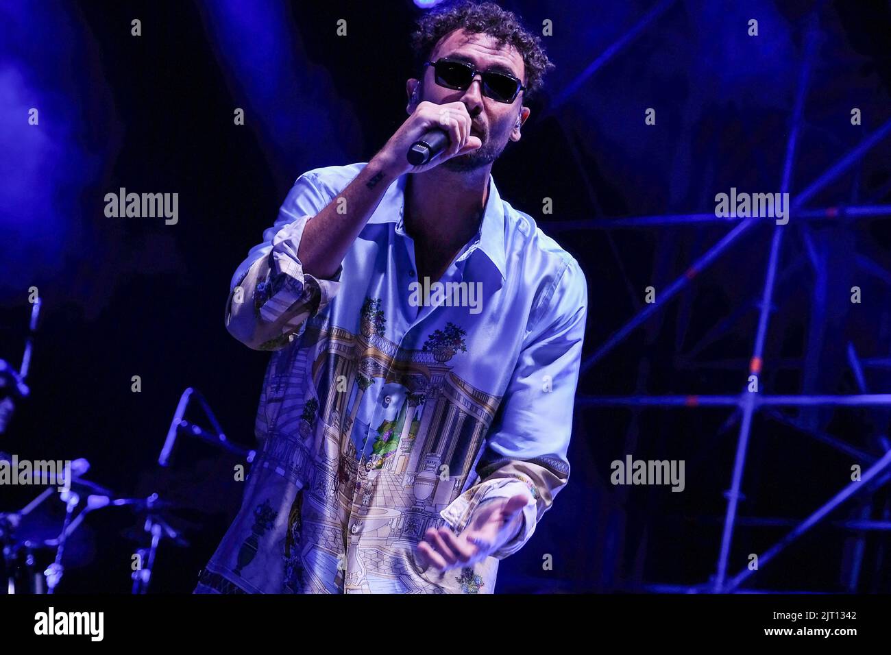 Modène, Italie. 26th août 2022. Le chanteur italien Carl Brave alias Carlo Luigi Coraggio lors de ses spectacles en direct à Modène, Arena sul Lago pour sa tournée d'été 2022 crédit: Roberto Tommasini/Alay Live News Banque D'Images Modène, Italie. 26th août 2022. Le chanteur italien Carl Brave alias Carlo Luigi Coraggio lors de ses spectacles en direct à Modène, Arena sul Lago pour sa tournée d'été 2022 crédit: Roberto Tommasini/Alay Live News Banque D'Images
