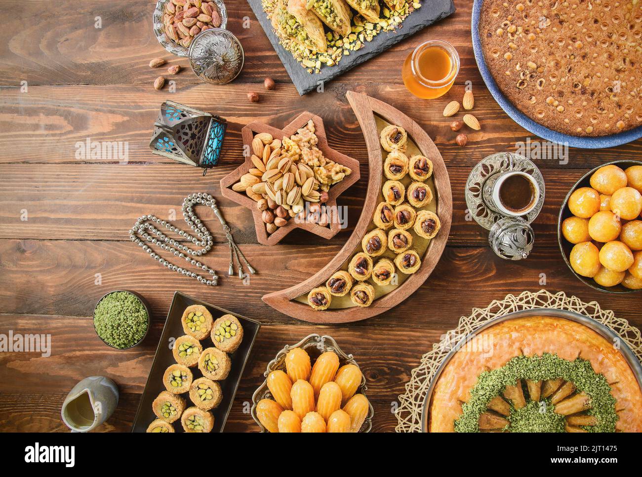 Cuisine arabe : desserts du Moyen-Orient. Une délicieuse collection de desserts traditionnels du Ramadan. Servi avec des noix savoureuses, du café arabe et du sirop de miel. Banque D'Images