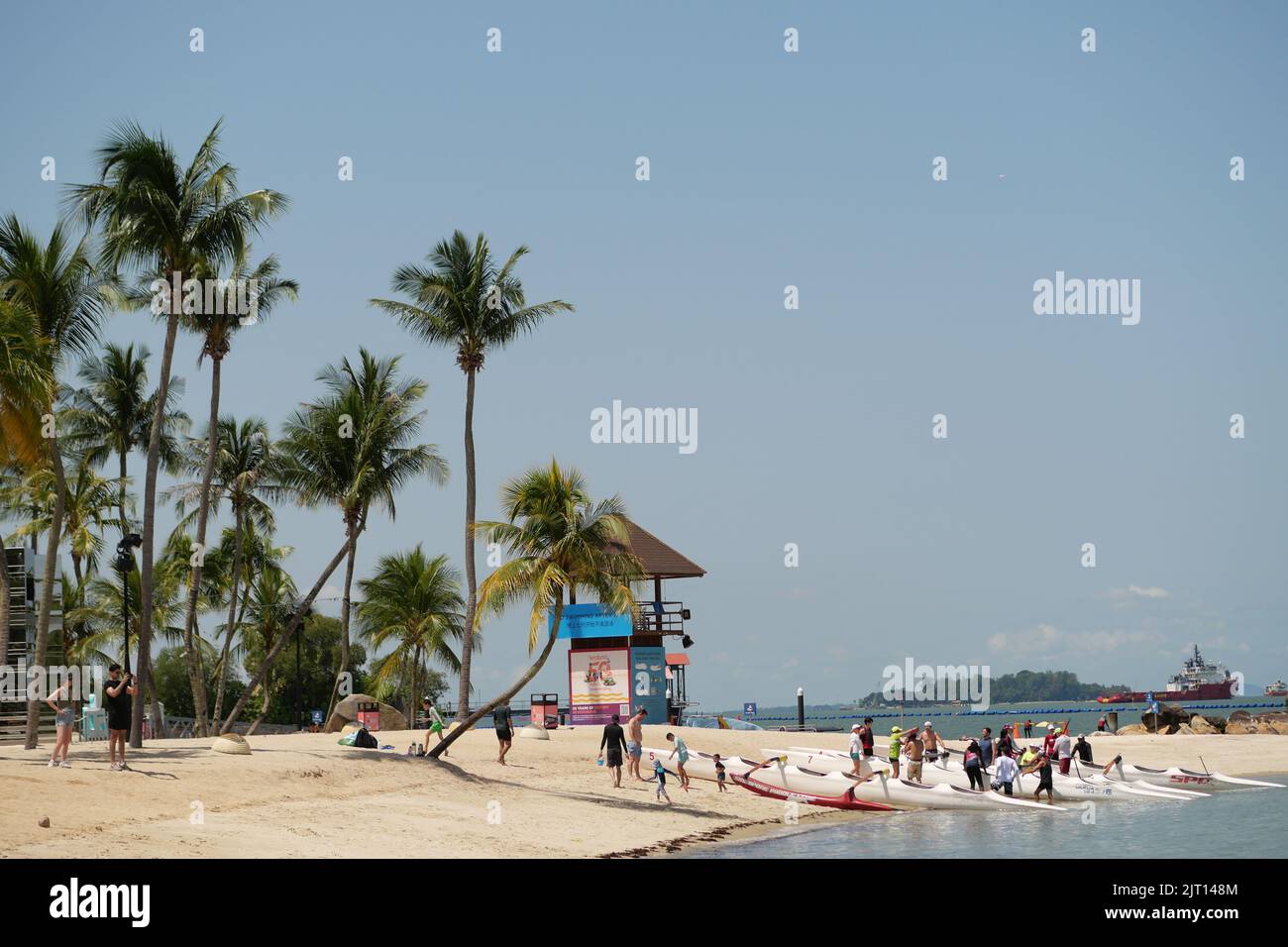 Singapour Siloso 1 juin 202. Personnes se détendant sur la plage de Siloso, vue sur l'océan, Banque D'Images