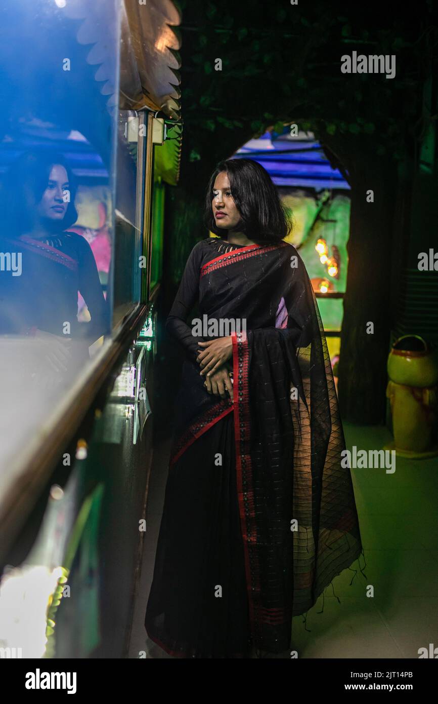 Dhaka, Bangladesh. 22nd août 2022. Un visiteur regarde le poisson dans un aquarium au Radiant Fish World à Cox's Bazar, au Bangladesh. Radiant Fish World le Bangladesh a offert l'occasion de visiter le premier aquarium de poissons standard international. Radiant Fish World est un aquarium et une salle d'exposition de poissons situés à Cox's Bazar. Le complexe de l'aquarium compte environ 100 types de poissons d'océan et d'eau douce. (Image de crédit : © Sazzad Hossain/SOPA Images via ZUMA Press Wire) Banque D'Images