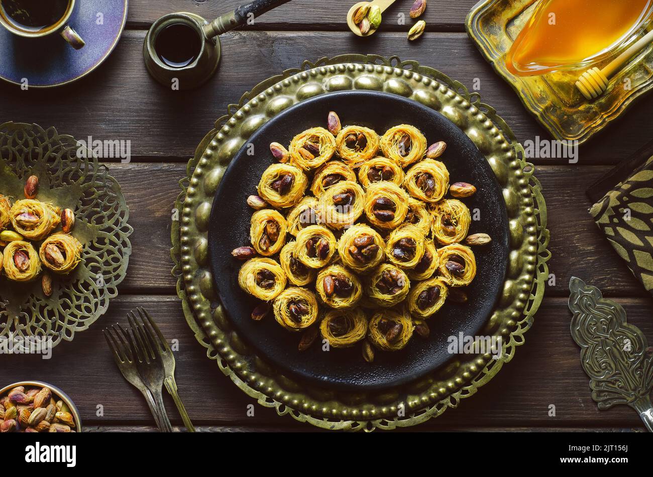 Cuisine arabe, pâtisseries traditionnelles du Moyen-Orient et célèbre dessert du Ramadan « Kunafa » avec pistache rôtie. Banque D'Images