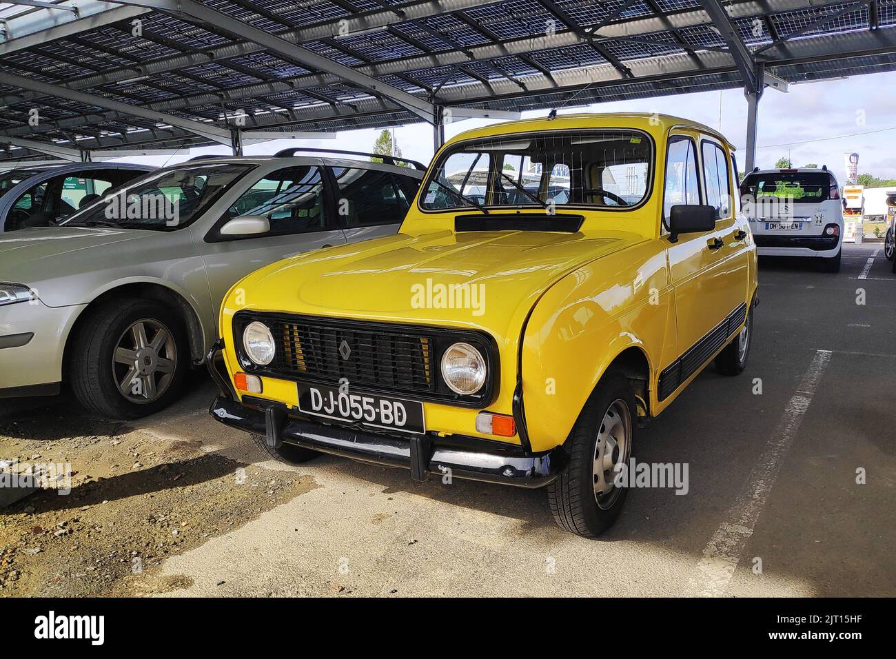 Pleyber-Christ, France - août 26 2022 : la Renault 4 GTL est une voiture économique à hayon produite par le constructeur automobile français Renault. Banque D'Images