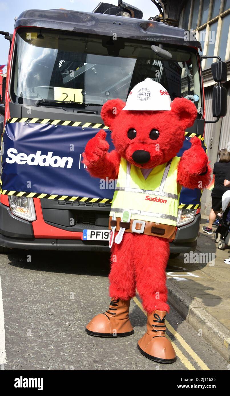 Manchester, Royaume-Uni. 27th août 2022. Personne en costume d'ours avec camion Seddon. Les participants se tiennent prêts à participer au LGBTQ+ Pride Parade, dans le centre de Manchester, au Royaume-Uni, alors que le LGBTQ+ Pride se poursuit pendant le week-end des fêtes de banque du 26th au 29th août. Les organisateurs disent: 'Manchester Pride est l'une des principales associations caritatives LGBTQ+ au Royaume-Uni. Notre vision est un monde où les personnes LGBTQ+ sont libres de vivre et d'aimer sans préjudice. Nous faisons partie d'un mouvement fierté mondial qui célèbre l'égalité des LGBTQ+ et qui conteste la discrimination. Crédit : Terry Waller/Alay Live News Banque D'Images