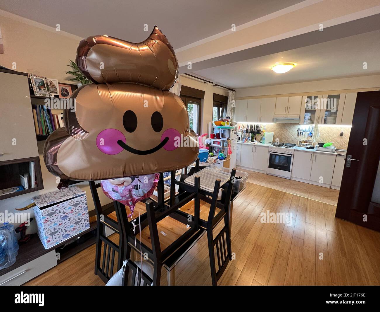 Budva, Monténégro - 01.08.22: Ballon avec un visage smiley dans la cuisine près de la table Banque D'Images