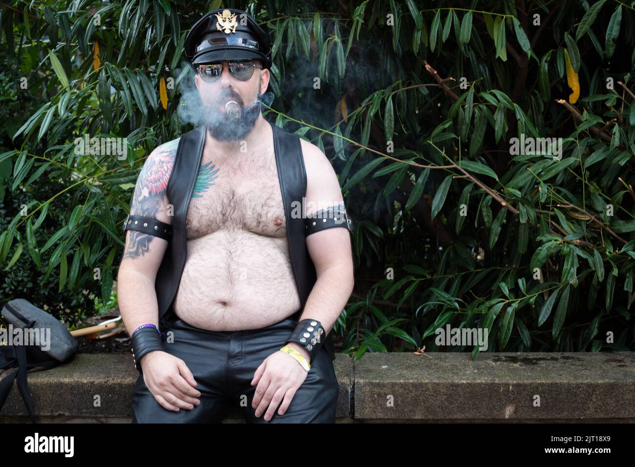 Manchester, Royaume-Uni. 27th août 2022. Un homme repose après cette année Pride Parade. Cette année, la parade revient à pleine capacité pour la première fois depuis 2019. Credit: Andy Barton/Alay Live News Banque D'Images