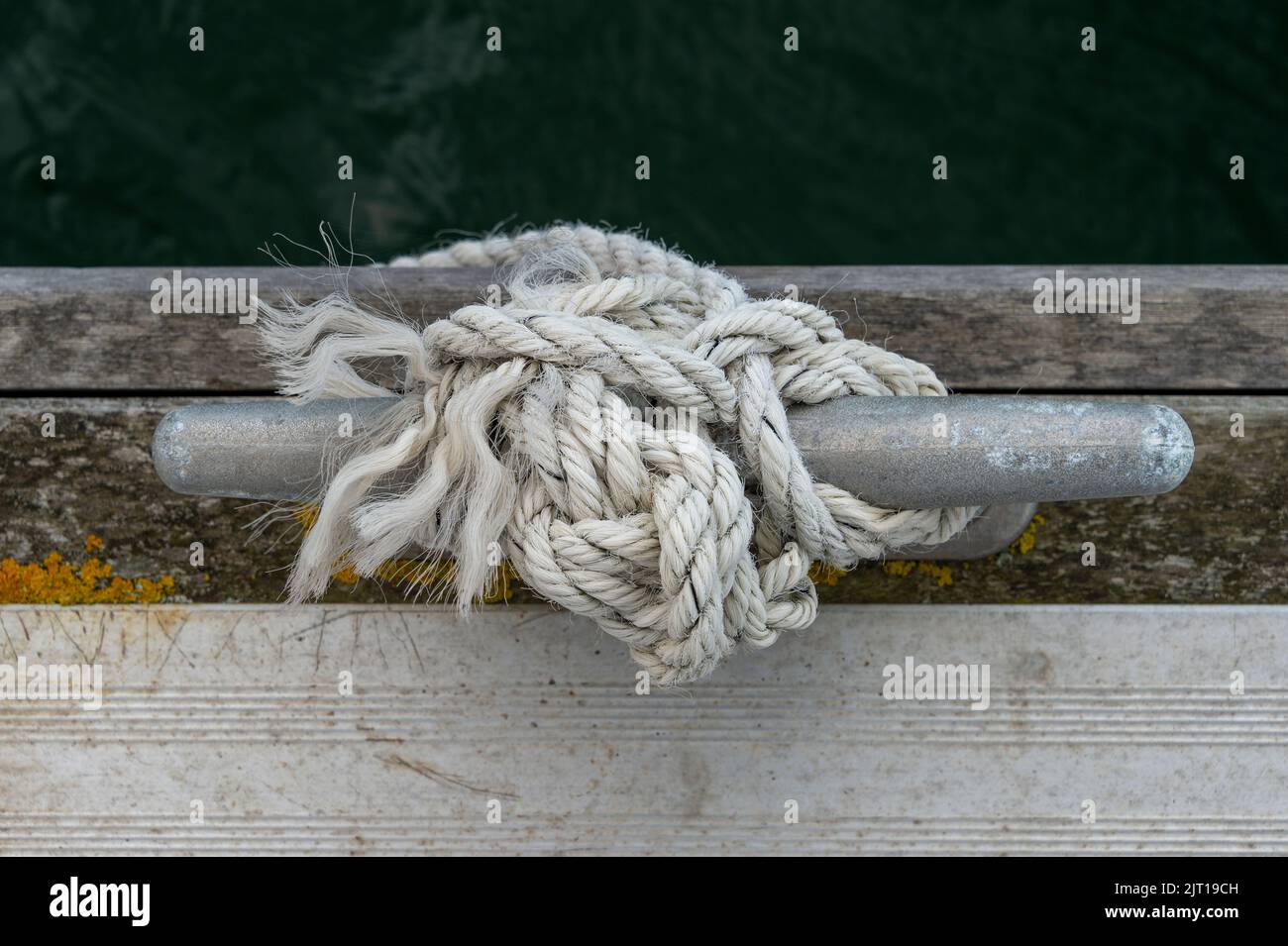 vieille corde sur une cale métallique, concept de voile. Banque D'Images