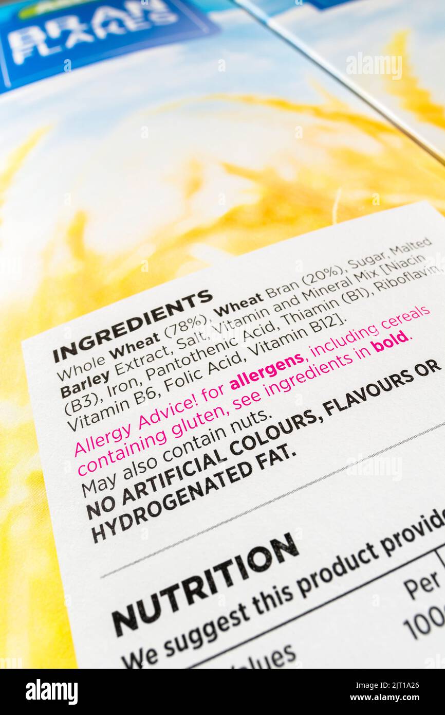 Prise de la boîte de céréales de petit-déjeuner en forme de flocons de son propre étiquette de l'ASDA montrant l'étiquetage des ingrédients. Concentrez-vous sur les « allergènes ». Pour l'étiquetage des allergènes alimentaires. Banque D'Images