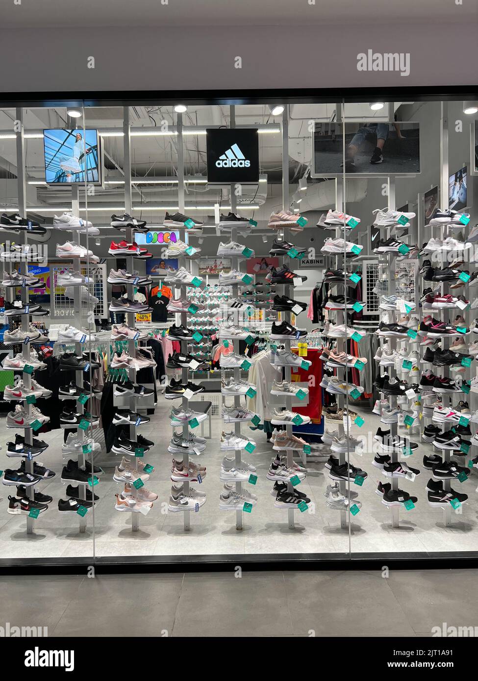 Budva, Monténégro - 01.08.22: Présentation avec les sneakers Adidas de marque dans un magasin de sport Banque D'Images