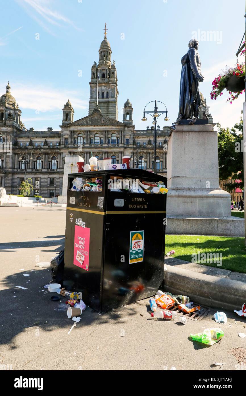 27 août 2022, Glasgow, Royaume-Uni. Comme continue le conflit industriel entre LES SYNDICATS UNITE, COSLA et GMB, représentant les travailleurs locaux les moins bien payés, Les poubelles et les zones de collecte du centre-ville de Glasgow débordent et, selon public Health Scotland, il existe maintenant une menace sérieuse pour la santé publique en raison de la vermine et d'autres polluants toxiques. Image à George Square avec les City Chambers derrière. Crédit : Findlay/ Alamy Live News Banque D'Images