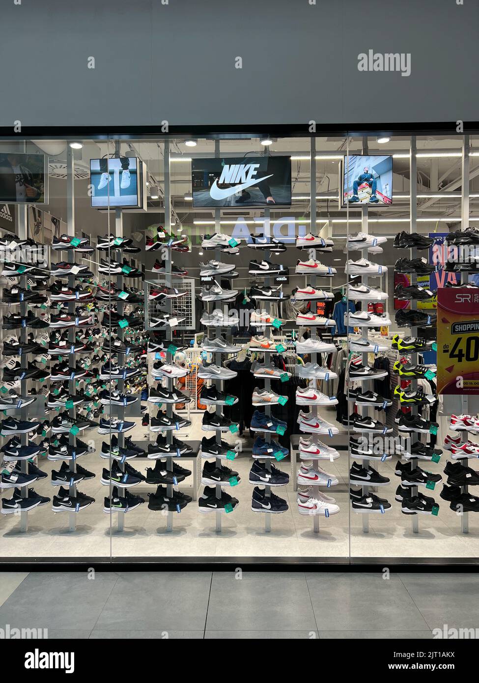 Budva, Monténégro - 01.08.22 : présentez-vous avec des sneakers Nike de marque dans un magasin de sport Banque D'Images