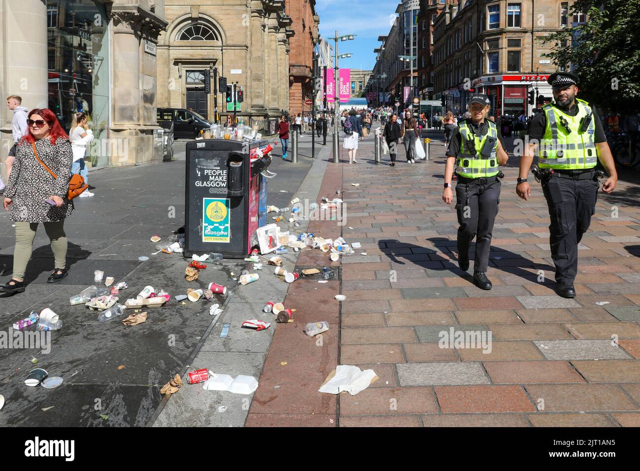 27 août 2022, Glasgow, Royaume-Uni. Comme continue le conflit industriel entre LES SYNDICATS UNITE, COSLA et GMB, représentant les travailleurs locaux les moins bien payés, Les poubelles et les zones de collecte du centre-ville de Glasgow débordent et, selon public Health Scotland, il existe maintenant une menace sérieuse pour la santé publique en raison de la vermine et d'autres polluants toxiques. Image à Buchanan Street. Crédit : Findlay/ Alamy Live News Banque D'Images