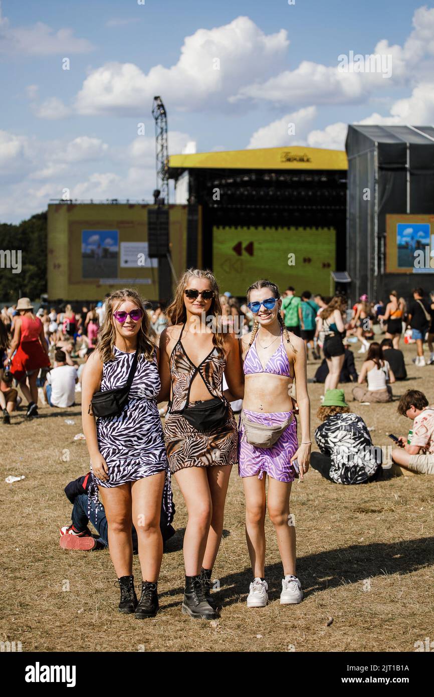 Leeds, Royaume-Uni. 27th août 2022. La foule appréciant une autre journée de soleil chaud au Leeds Festival, Royaume-Uni. Crédit : Andy Gallagher/Alay Live News Banque D'Images