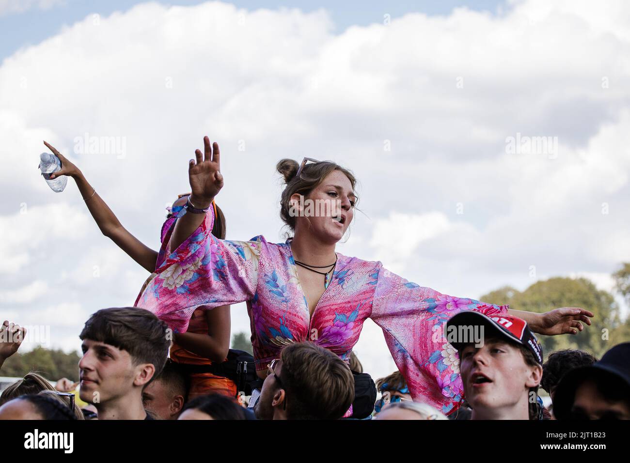 Leeds, Royaume-Uni. 27th août 2022. La foule appréciant une autre journée de soleil chaud au Leeds Festival, Royaume-Uni. Crédit : Andy Gallagher/Alay Live News Banque D'Images