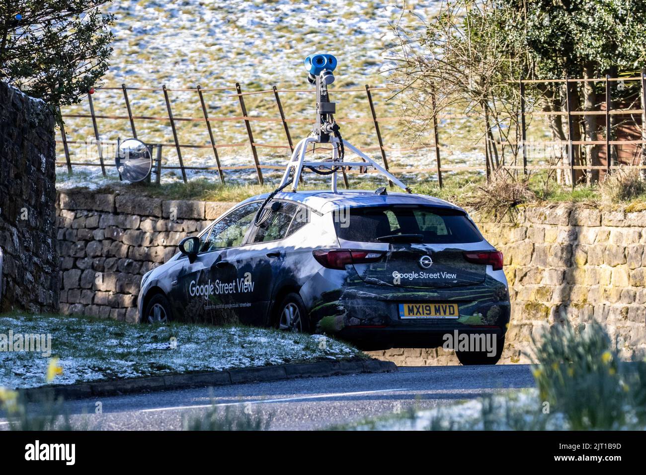 Google Maps Street Voir la voiture dans une zone rurale prendre des photos avec sa technologie de caméra de toit, Burley Woodhead, West Yorkshire, Angleterre, Royaume-Uni Banque D'Images