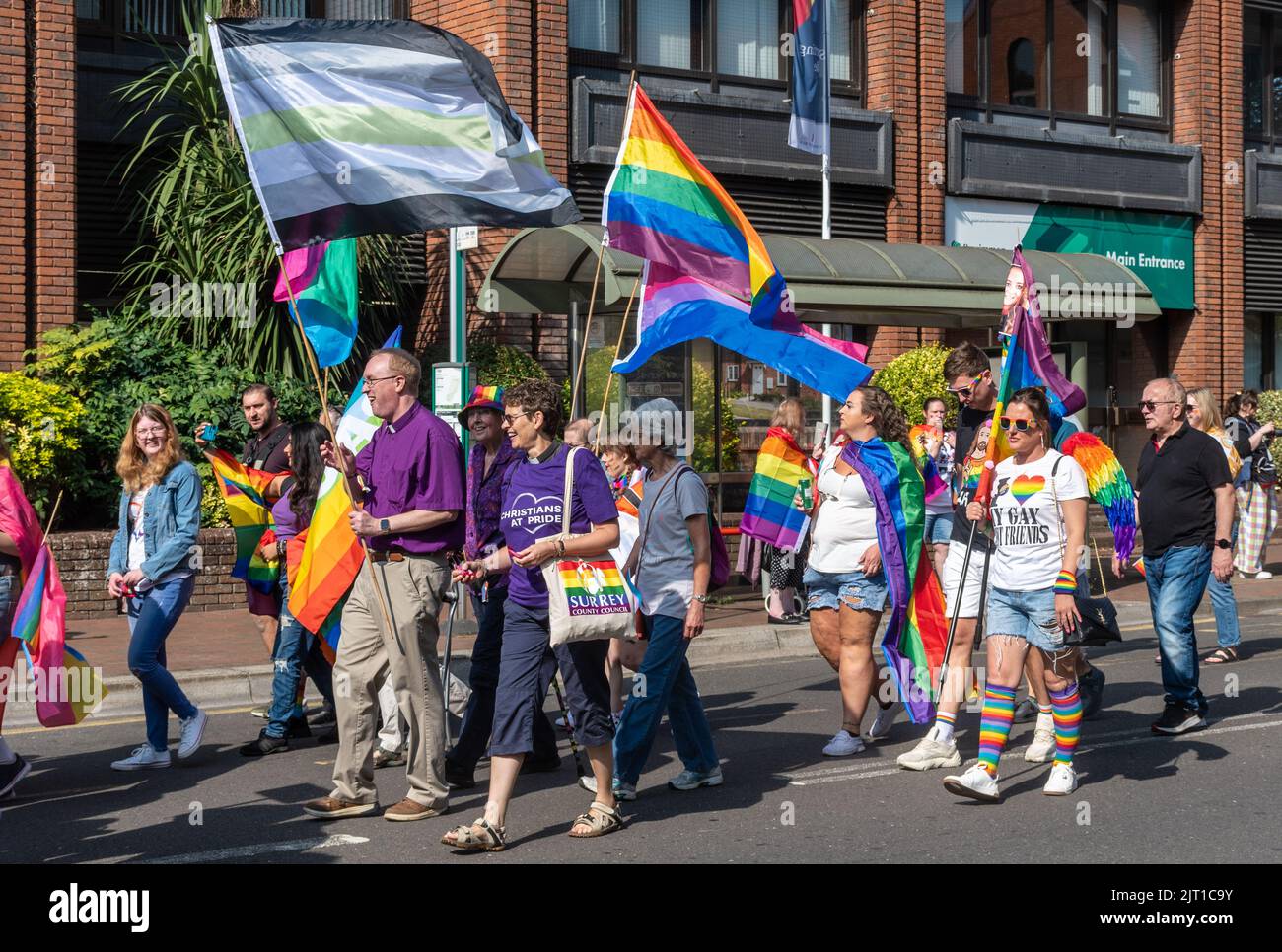 Défilé de fierté à Surrey à Camberley Town le 27th août 2022, Surrey, Angleterre, Royaume-Uni. Les chrétiens à la Marche de groupe de fierté pour soutenir les droits LGBTQ+. Banque D'Images