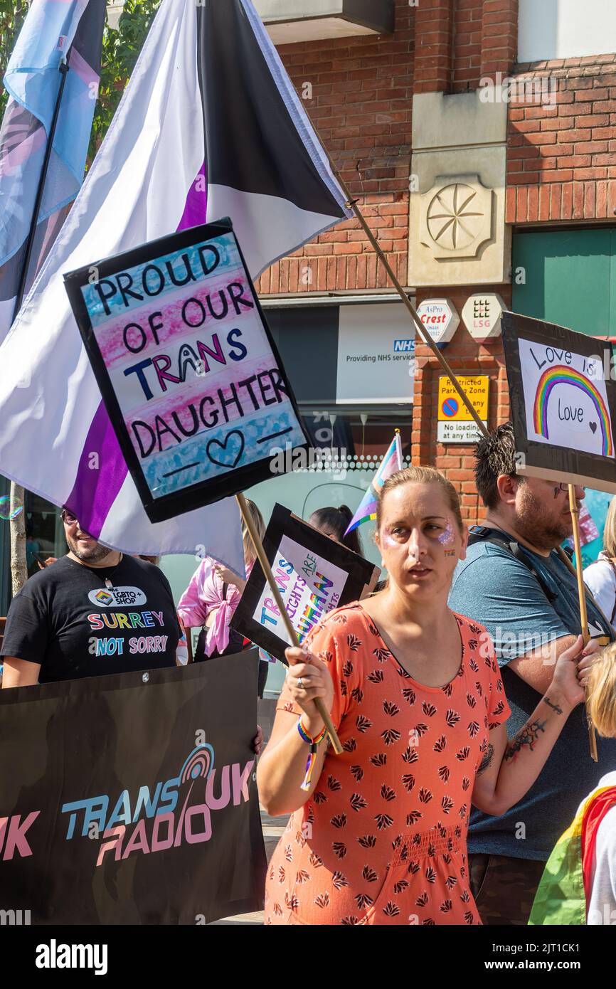 Défilé de fierté à Surrey à Camberley Town le 27th août 2022, Surrey, Angleterre, Royaume-Uni. Les gens en costumes colorés marchent pour les droits LGBTQ+. Banque D'Images