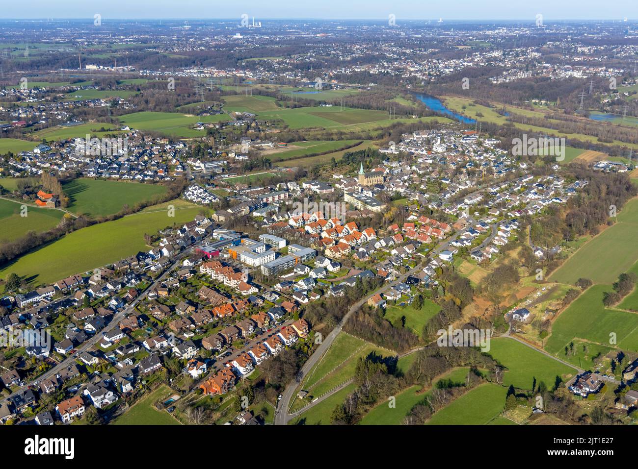 Vue aérienne, vue sur la ville avec le centre du vieux peuple Heidehof, hôpital St Elisabeth Hattingen-Niederwenigern et église catholique Saint Maurice à Niederw Banque D'Images