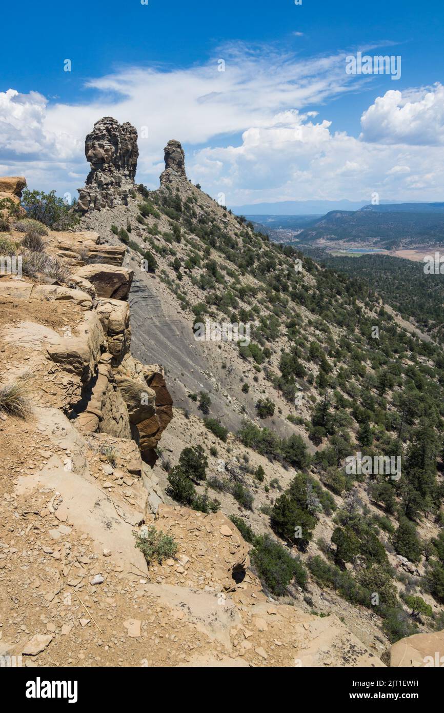 Les flèches jumelles de Chimney Rock se tiennent contre un ciel bleu profond lors d'une journée d'été dans le Colorado Banque D'Images