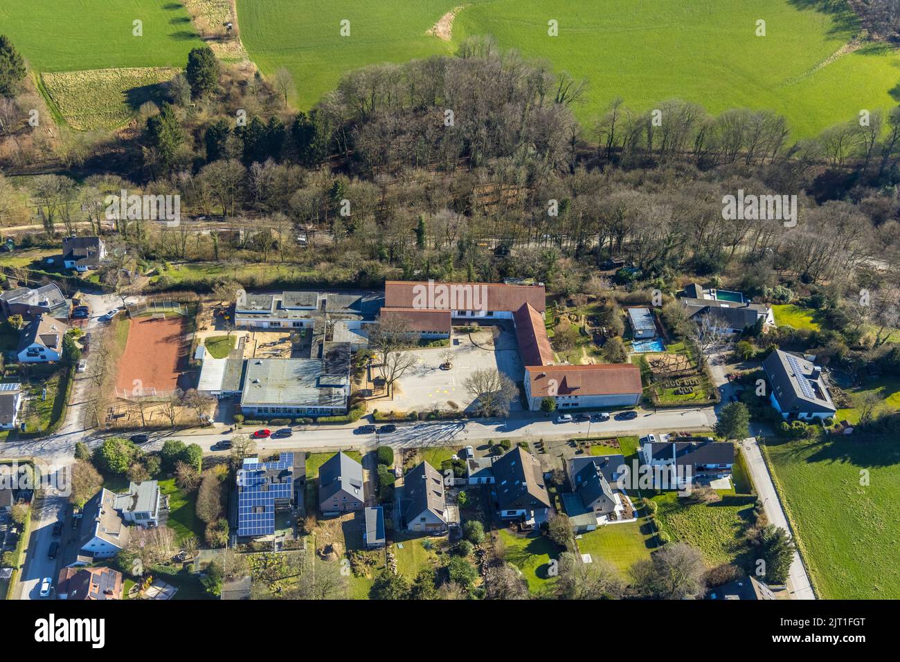 Vue aérienne, école élémentaire Adolf-Clarenbach et jardin d'enfants municipal Isenbügel à Isenbügel, Heiligenhaus, région de la Ruhr, Rhénanie-du-Nord-Westphalie, GE Banque D'Images