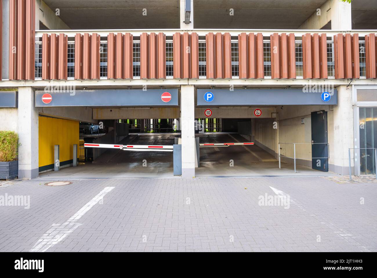 Entrée d'un garage dans un centre-ville Banque D'Images