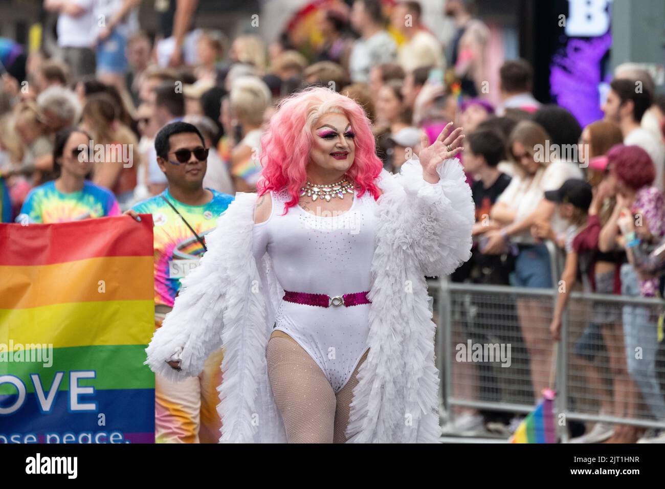 La parade de la paix au MANCHESTER PRIDE FESTIVAL 2022.Samedi 27th août Manchester UK. Manchester Pride est du jeudi 25th août au lundi 29th août. Manchester Pride, en partenariat avec Virgin Atlantic, est son événement phare annuel qui prend le relais de la ville chaque année tout au long du week-end des fêtes d'août pour célébrer la vie LGBTQ. Les doublures de tête incluent Spice Girl Mel C, Duncan Jones et Drag Race UK star Bimini. Credit: GaryRobertschography/Alamy Live News Banque D'Images