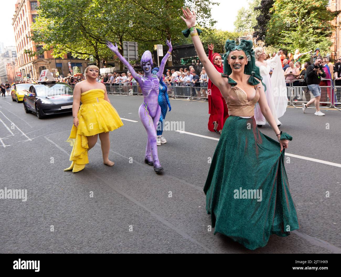 La parade de la paix au MANCHESTER PRIDE FESTIVAL 2022.Samedi 27th août Manchester UK. Manchester Pride est du jeudi 25th août au lundi 29th août. Manchester Pride, en partenariat avec Virgin Atlantic, est son événement phare annuel qui prend le relais de la ville chaque année tout au long du week-end des fêtes d'août pour célébrer la vie LGBTQ. Les doublures de tête incluent Spice Girl Mel C, Duncan Jones et Drag Race UK star Bimini. Credit: GaryRobertschography/Alamy Live News Banque D'Images