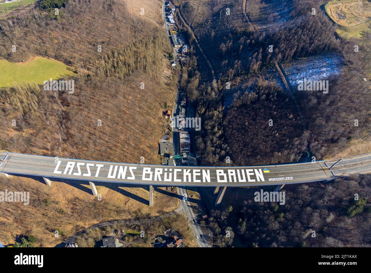 Pont d'autoroute fermé Rahmede de l'autoroute A45 Sauerlandlinie avec l'inscription LASST UNS BRÜCKEN BAUEN, Eggenscheid, Lüdenscheid, Sauerland, NOR Banque D'Images