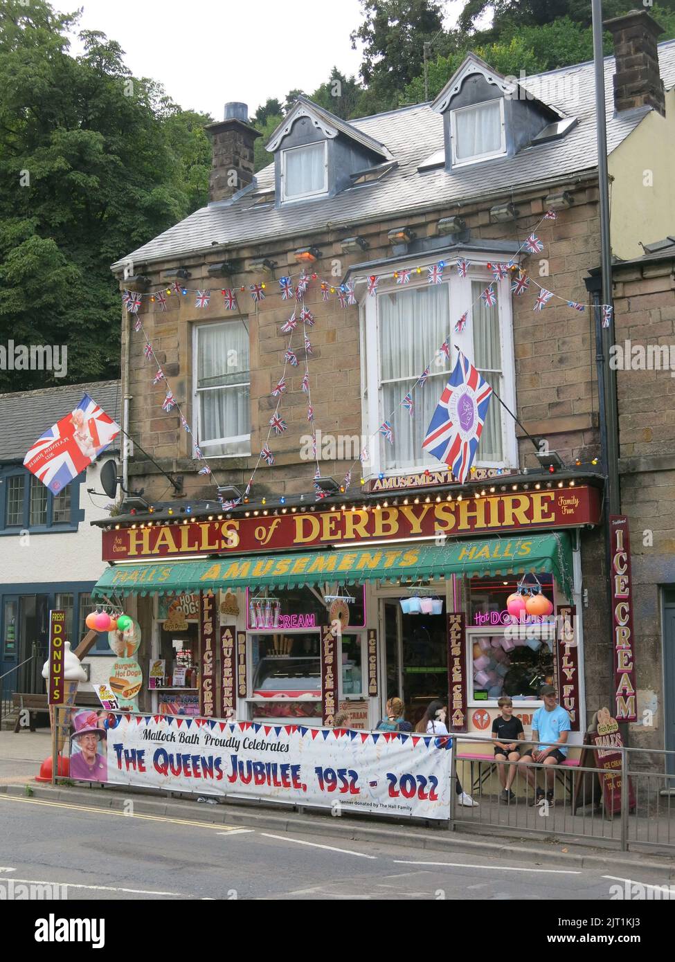 Le Hall's of Derbyshire est un restaurant populaire et un salon de glace dans la ville thermale de Matlock Bath, décoré de drapeaux et de banderoles pour le Jubilé de la Reine. Banque D'Images