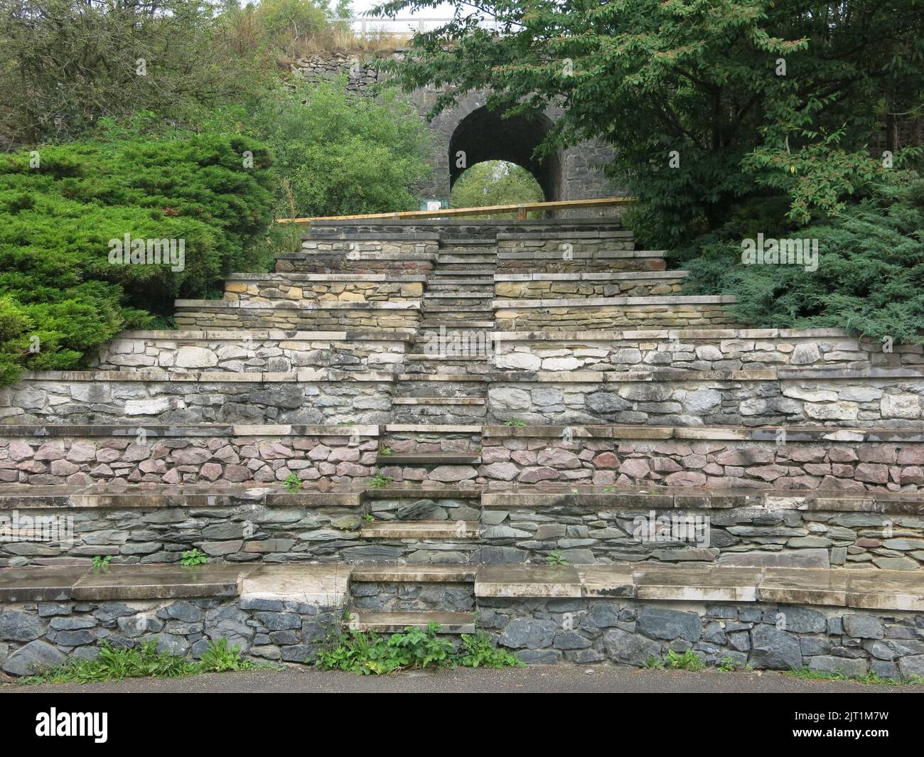 Les GeoSteps du Centre national de pierre forment un auditorium et les dix colonnes montantes montrent l'âge des roches dans la chronologie géologique de pré-Cambrian. Banque D'Images