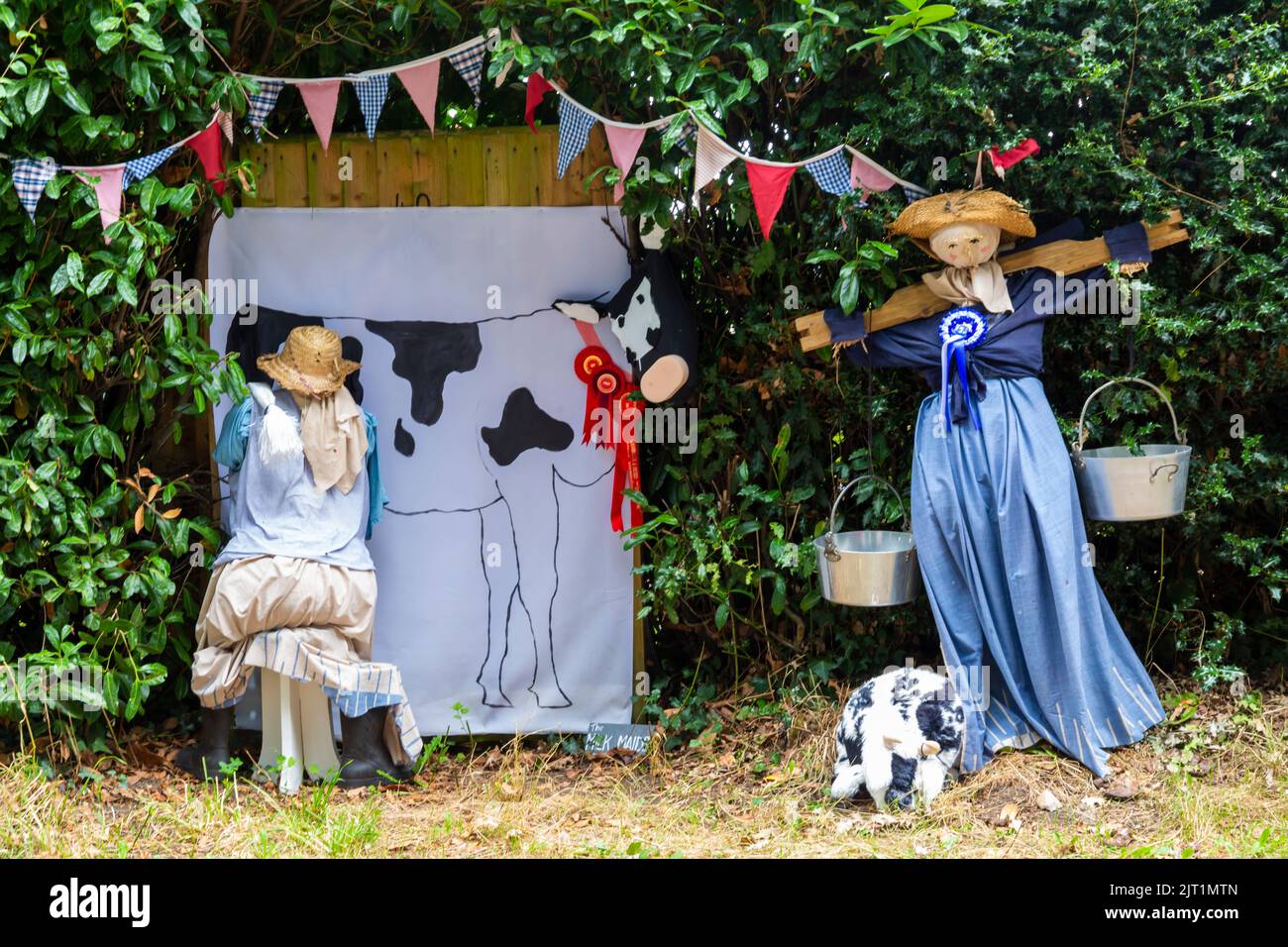 Bisterne, parc national de New Forest, Hampshire, Royaume-Uni. 27th août 2022. Festival de Bisterne Scarecrow 2022. Un sentier autour de la région de Bisterne de 23 différentes frayeurs, où le public peut voter pour leur favori pour le favori du public Scarecrow. Le lait Maid. Credit: Carolyn Jenkins / Alamy Live News Banque D'Images