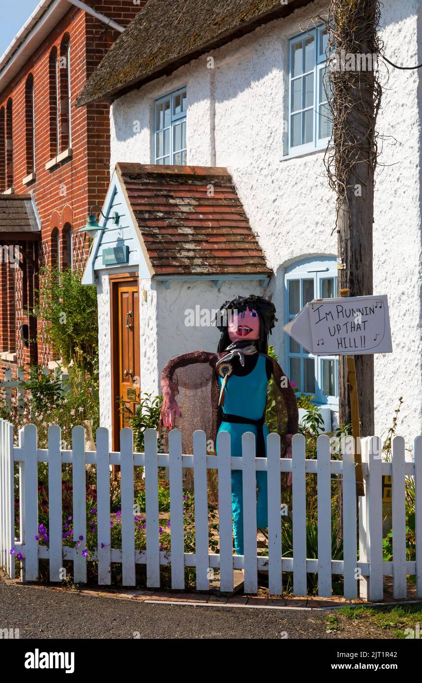 Bisterne, parc national de New Forest, Hampshire, Royaume-Uni. 27th août 2022. Festival de Bisterne Scarecrow 2022. Un sentier autour de la région de Bisterne de 23 différentes frayeurs, où le public peut voter pour leur favori pour le favori du public Scarecrow. Kate Bush - Je suis Runnin' en haut de cette colline!! Credit: Carolyn Jenkins / Alamy Live News Banque D'Images