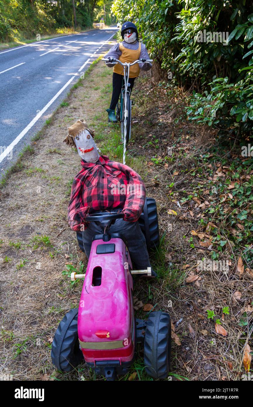 Bisterne, parc national de New Forest, Hampshire, Royaume-Uni. 27th août 2022. Festival de Bisterne Scarecrow 2022. Un sentier autour de la région de Bisterne de 23 différentes frayeurs, où le public peut voter pour leur favori pour le favori du public Scarecrow. Tour de France (style Bisterne). Credit: Carolyn Jenkins / Alamy Live News Banque D'Images