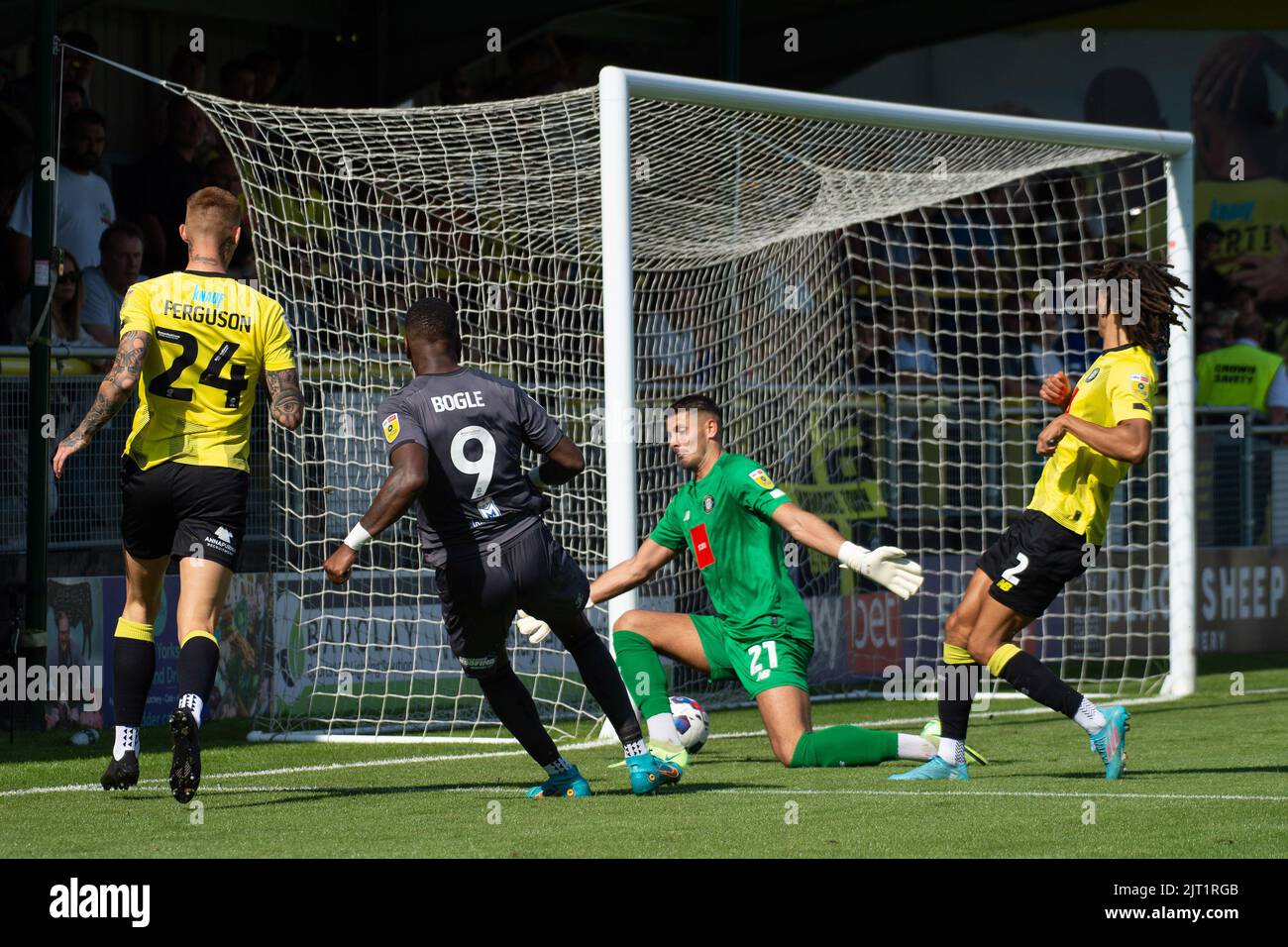 Harrogate, Royaume-Uni. 27th août 2022. Omar Bogle, du comté de Newport (9), marque le but de ses équipes en 1st. EFL Skybet football League Two Match, Harrogate Town et Newport County au stade Envirovent de Harrogate, dans le North Yorkshire, le samedi 27th août 2022. Cette image ne peut être utilisée qu'à des fins éditoriales. Utilisation éditoriale uniquement, licence requise pour une utilisation commerciale. Pas d'utilisation dans les Paris, les jeux ou un seul club/ligue/joueur publications.pic par crédit: Andrew Orchard sports photographie/Alamy Live News Banque D'Images