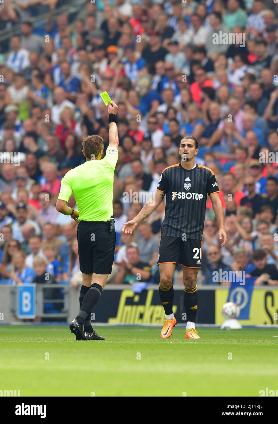 Brighton, Royaume-Uni. 27th août 2022. Pascal Struijk de Leeds United présente une carte jaune lors du match de la Premier League entre Brighton & Hove Albion et Leeds United à l'Amex on 27 août 2022 de Brighton, en Angleterre. (Photo de Jeff Mood/phcimages.com) Credit: PHC Images/Alamy Live News Banque D'Images