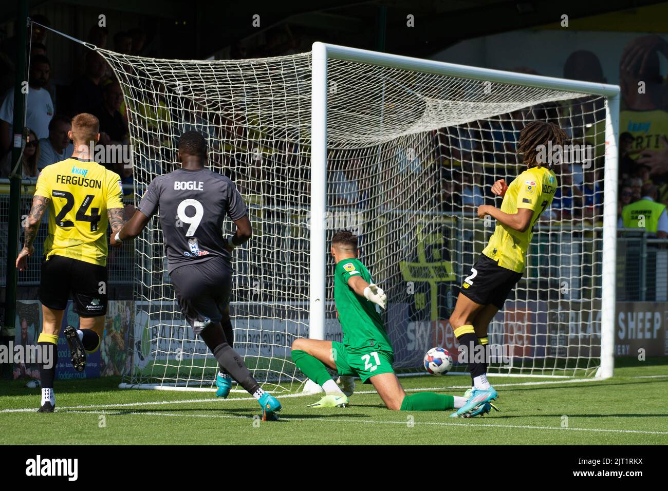Harrogate, Royaume-Uni. 27th août 2022. Omar Bogle, du comté de Newport (9), marque le but de ses équipes en 1st. EFL Skybet football League Two Match, Harrogate Town et Newport County au stade Envirovent de Harrogate, dans le North Yorkshire, le samedi 27th août 2022. Cette image ne peut être utilisée qu'à des fins éditoriales. Utilisation éditoriale uniquement, licence requise pour une utilisation commerciale. Pas d'utilisation dans les Paris, les jeux ou un seul club/ligue/joueur publications.pic par crédit: Andrew Orchard sports photographie/Alamy Live News Banque D'Images