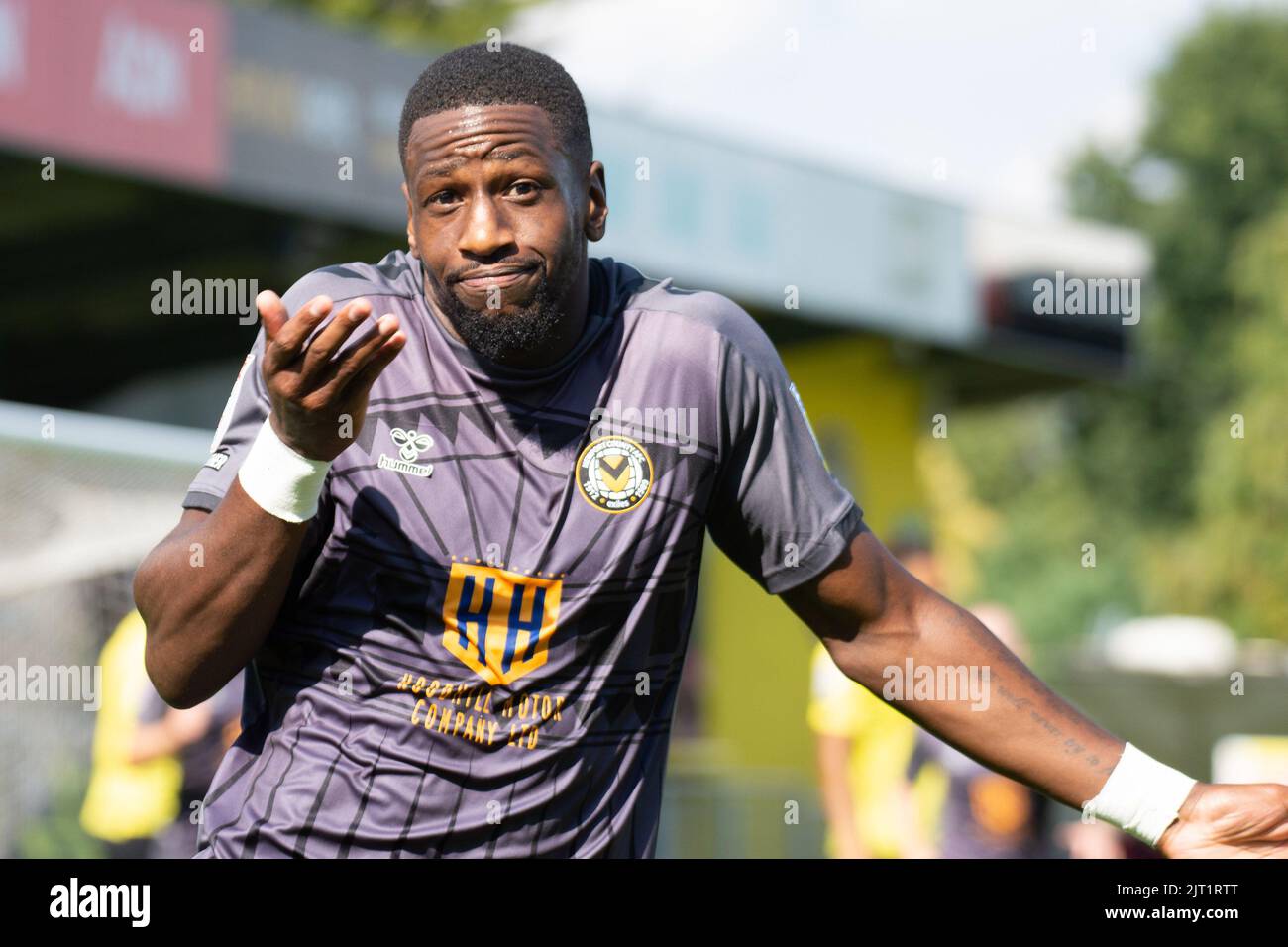 Harrogate, Royaume-Uni. 27th août 2022. Omar Bogle, du comté de Newport, célèbre après avoir atteint le but 1st de ses équipes. EFL Skybet football League Two Match, Harrogate Town et Newport County au stade Envirovent de Harrogate, dans le North Yorkshire, le samedi 27th août 2022. Cette image ne peut être utilisée qu'à des fins éditoriales. Utilisation éditoriale uniquement, licence requise pour une utilisation commerciale. Pas d'utilisation dans les Paris, les jeux ou un seul club/ligue/joueur publications.pic par crédit: Andrew Orchard sports photographie/Alamy Live News Banque D'Images