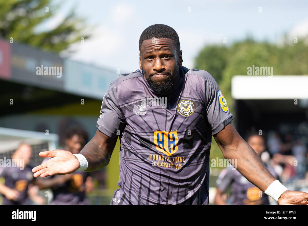Harrogate, Royaume-Uni. 27th août 2022. Omar Bogle, du comté de Newport, célèbre après avoir atteint le but 1st de ses équipes. EFL Skybet football League Two Match, Harrogate Town et Newport County au stade Envirovent de Harrogate, dans le North Yorkshire, le samedi 27th août 2022. Cette image ne peut être utilisée qu'à des fins éditoriales. Utilisation éditoriale uniquement, licence requise pour une utilisation commerciale. Pas d'utilisation dans les Paris, les jeux ou un seul club/ligue/joueur publications.pic par crédit: Andrew Orchard sports photographie/Alamy Live News Banque D'Images