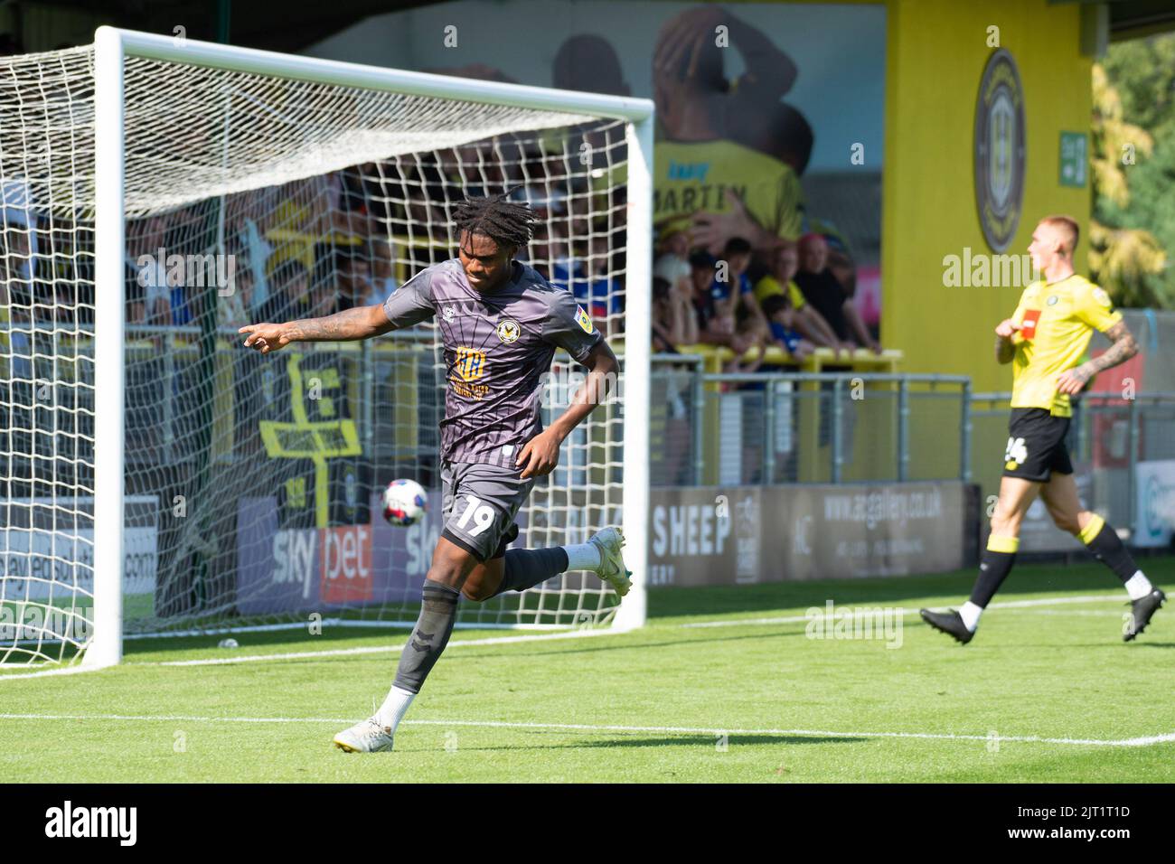 Harrogate, Royaume-Uni. 27th août 2022. Thierry Nevers, du comté de Newport, fête après avoir mis ses équipes en 3rd buts. EFL Skybet football League Two Match, Harrogate Town et Newport County au stade Envirovent de Harrogate, dans le North Yorkshire, le samedi 27th août 2022. Cette image ne peut être utilisée qu'à des fins éditoriales. Utilisation éditoriale uniquement, licence requise pour une utilisation commerciale. Pas d'utilisation dans les Paris, les jeux ou un seul club/ligue/joueur publications.pic par crédit: Andrew Orchard sports photographie/Alamy Live News Banque D'Images