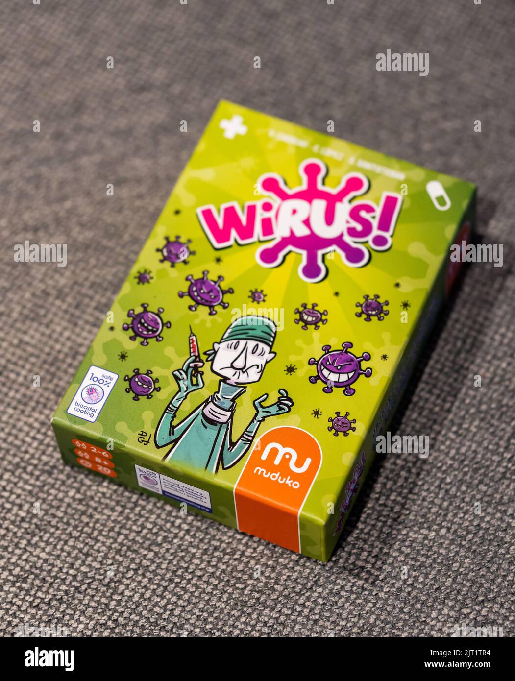 Un jeu de cartes de marque Muduka appelé Wirus en polonais dans une boîte sur une table Banque D'Images