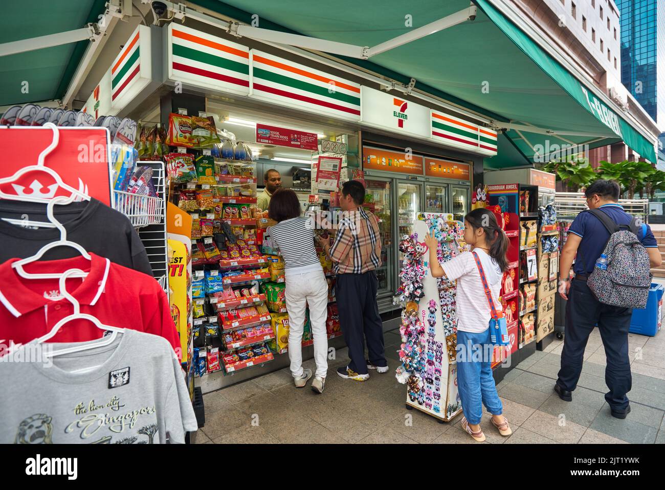 SINGAPOUR - VERS JANVIER 2020 : les gens restent en file d'attente dans un magasin de proximité situé entre 7 et 11 à Singapour. Banque D'Images