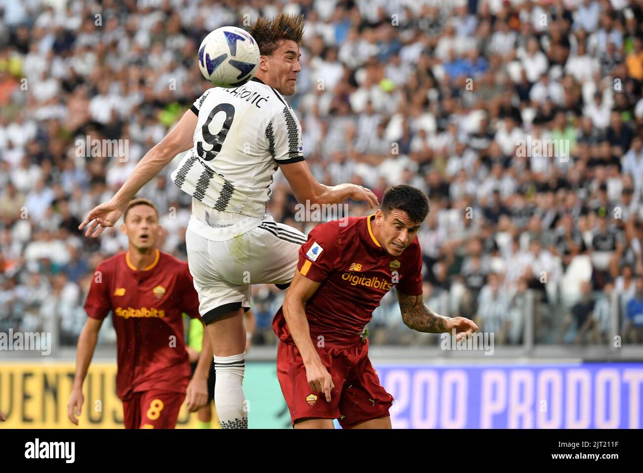 Turin, Italie. 27th août 2022. Dusan Vlahovic de Juventus FC et Roger Ibanez d'AS Roma pendant la série Un match de football entre Juventus FC et AS Roma au stade Juventus de Turin (Italie), 27 août 2022. Photo Andrea Staccioli/Insidefoto crédit: Insidefoto di andrea staccioli/Alamy Live News Banque D'Images