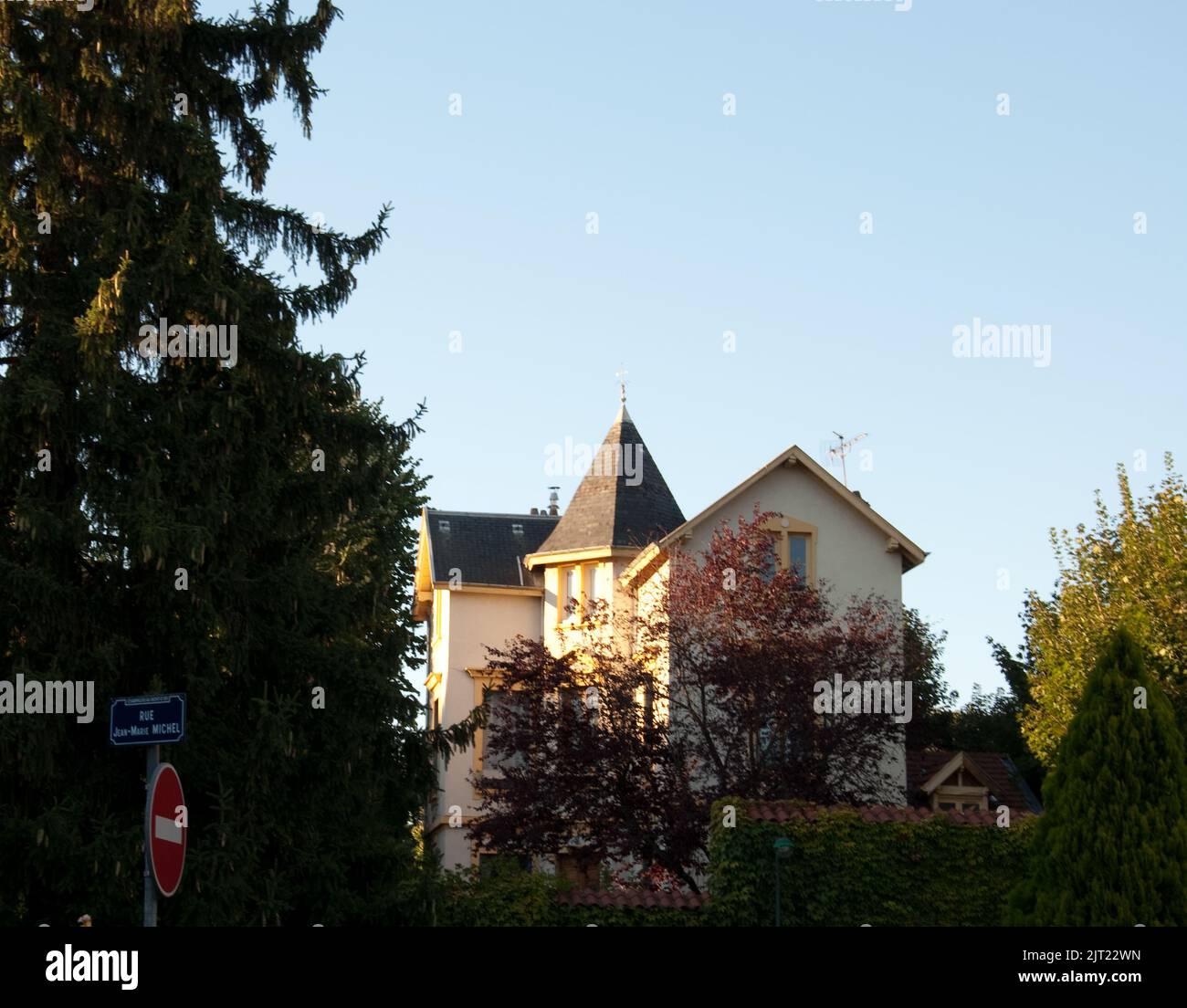 Villa, Champagne au Mont d'Or, Rhône, Rhône Alpes, France. Villa avec joli jardin, fleurs et arbres. Banque D'Images