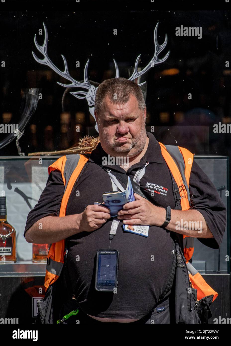 Intervenant de livraison avec Antlers sur le Royal Mile, Édimbourg, Écosse © Clarissa Debenham / Alay Banque D'Images