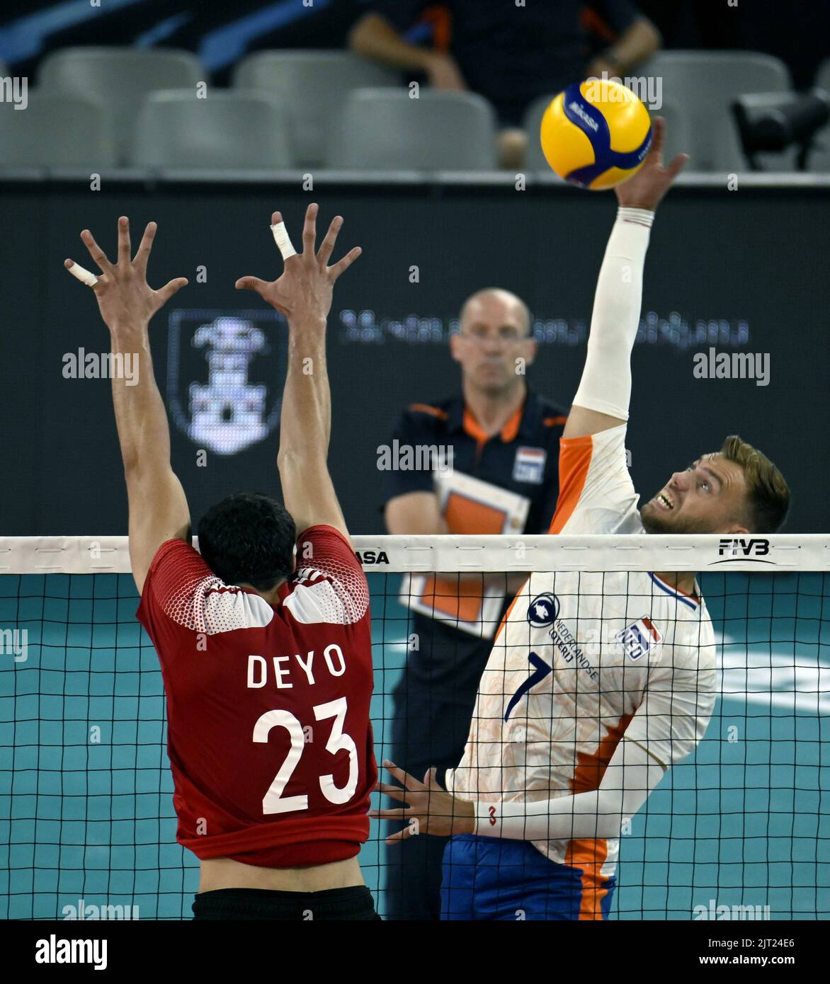 LJUBLJANA, SLOVÉNIE - AOÛT 27 : Gijs Jorna des pays-Bas et Ahmed Omar de l'Egypte en action pendant le Championnat du monde des hommes de volleyball de la FIVB - Pool F - match préliminaire de phase entre les pays-Bas et l'Egypte à l'Arena Stozice sur 27 août 2022 à Ljubljana, Slovénie (photo par Ziga Zivulovic Jr./BSR Agency) Banque D'Images